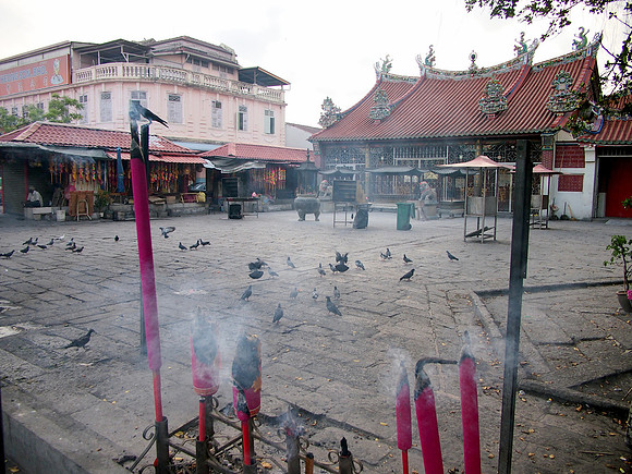 P4044554-temple-incense