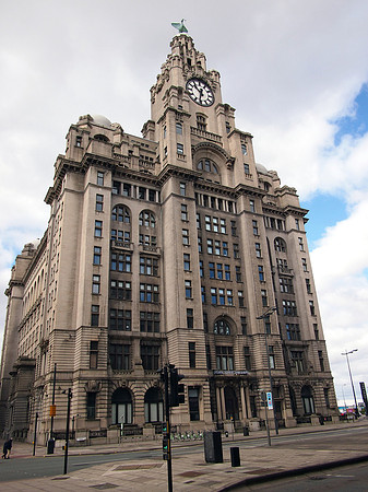 P4165216-royal-liver-building