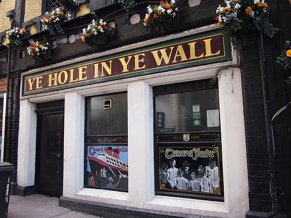 P4165214-ye-hole-in-ye-wall