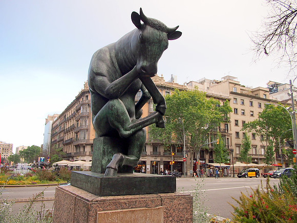 P4245534-thinking-bull