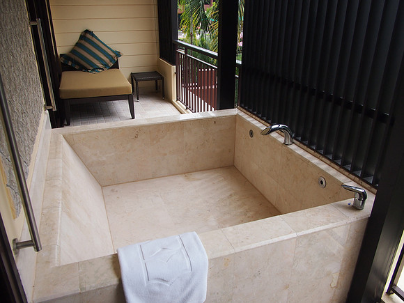 P4064693-outside-tub