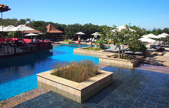 P5025949-beach-club-pool