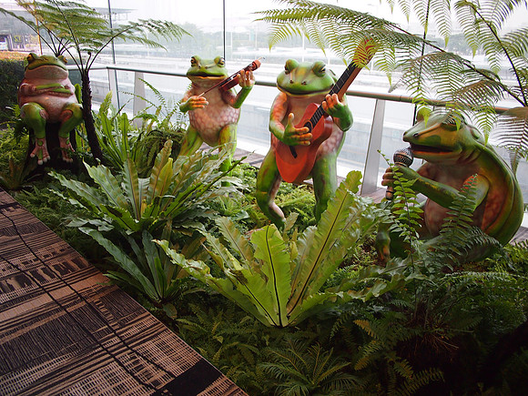 P4115084-frogs-north-pier-garden