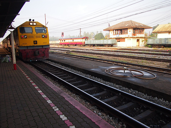 P3143412-train-at-chumphon