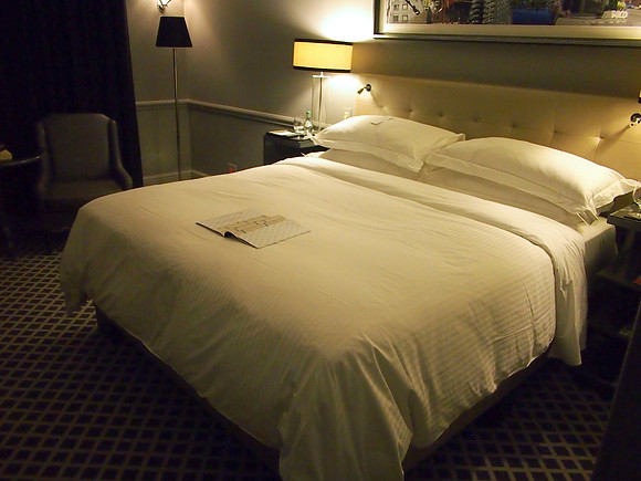 P4295683-bed