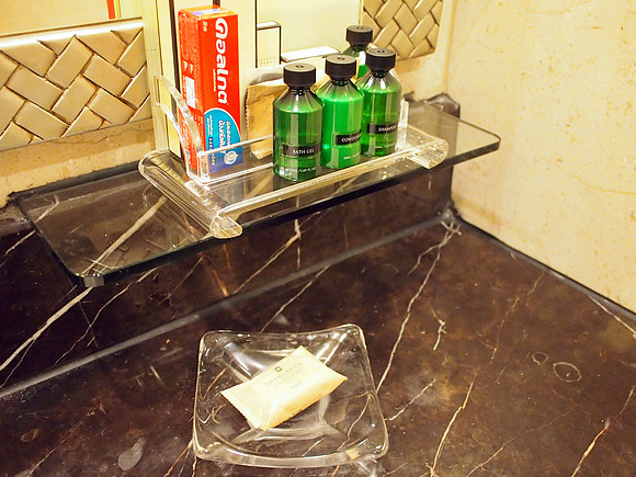 P8228168-toiletries