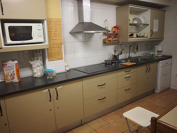 P4205489-backpackers-bcn-kitchen