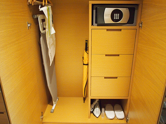 P4104890-cupboard-accessories