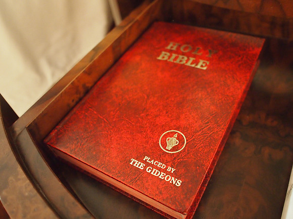 P4024325-bible