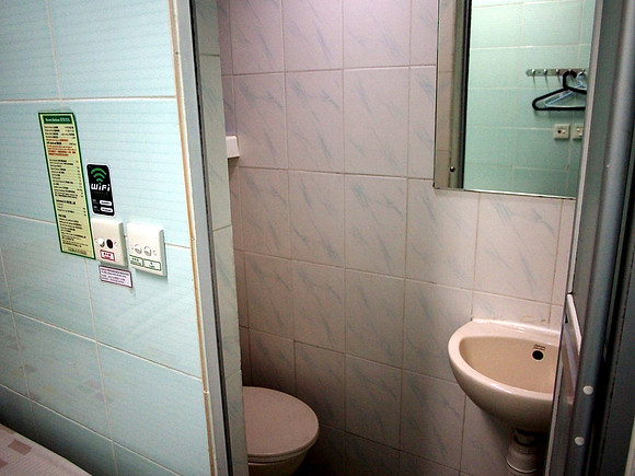 P3304182-oi-suen-bathroom