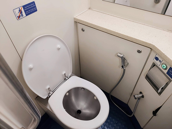 20220517_214926-nong-khai-train-toilet