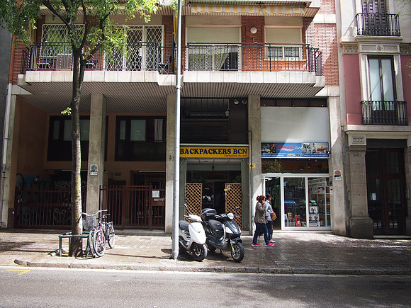 P4215493-backpackers-bcn-hostel