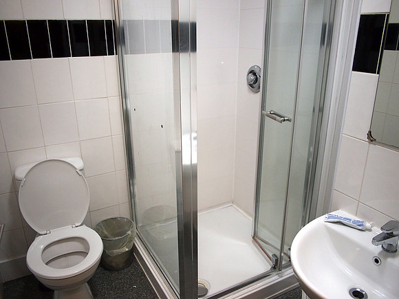 P4155197-arena-house-bathroom
