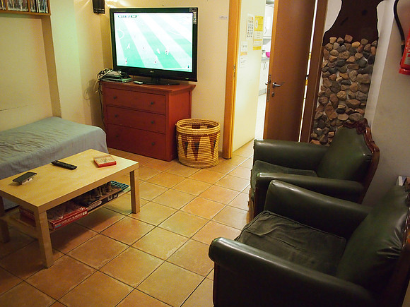 P4195459-bcn-tv-lounge