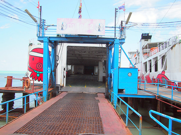 P3072914-ferry-entrance