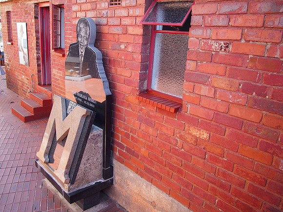 P4305774-mandela-house