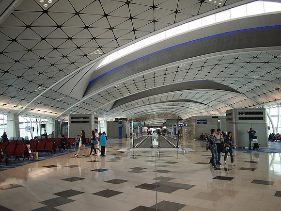 P4014237-gate-213-214