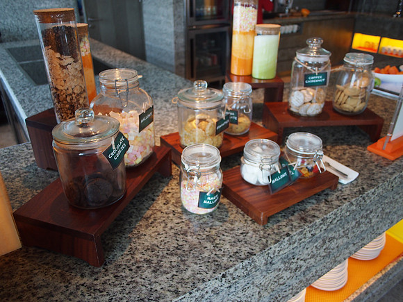 P4104900-lounge-snacks