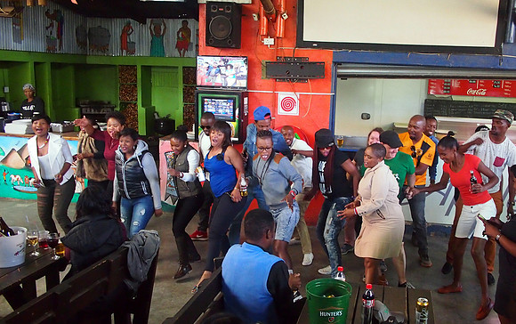 P4305793-lunch-dancers