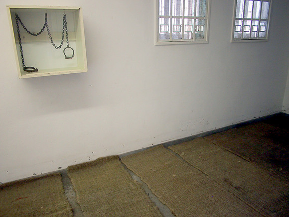 P5157103-waiting-cell