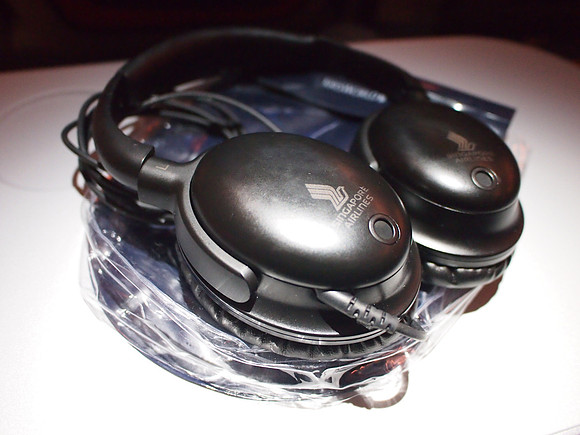 P4125106-noise-cancelling-headphones