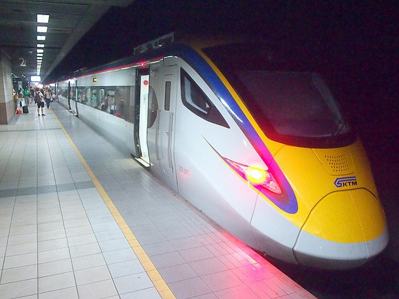 P4024361-train-at-kl-sentral