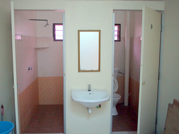 P4044498-star-lodge-share-bathroom