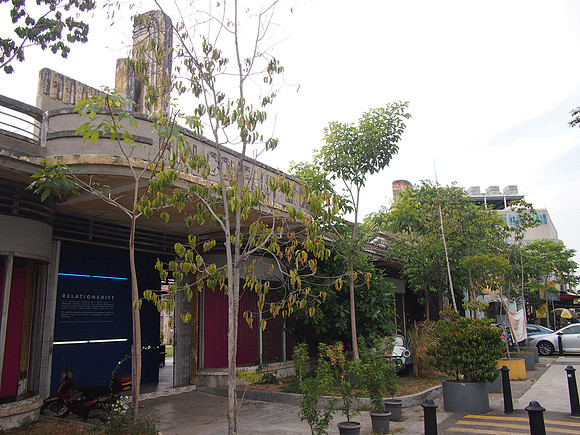 P4054606-hin-company-building