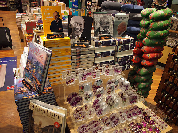 P4115083-lky-books