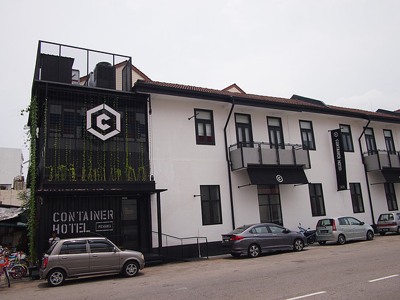 P4024389-container-hotel