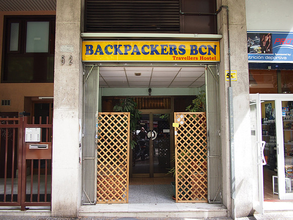 P4215491-backpackers-bcn
