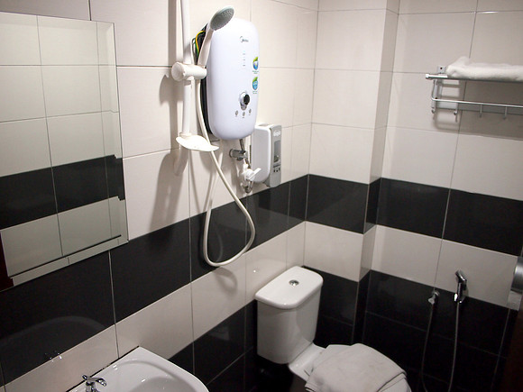 P4094843-link-hotel-bathroom