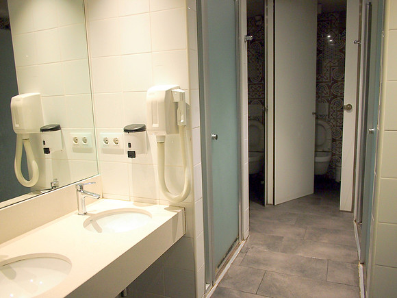 P4255539-dream-cube-bathroom