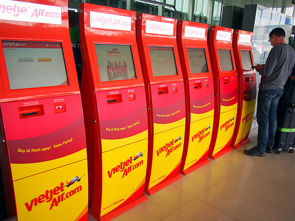 PC289379-vietjet-kiosks