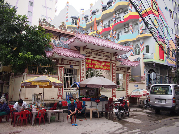 PC299491-temple-on-hung-vuong