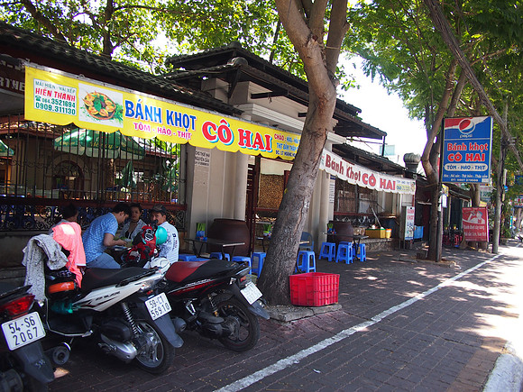 P2280100-banh-khot-stands