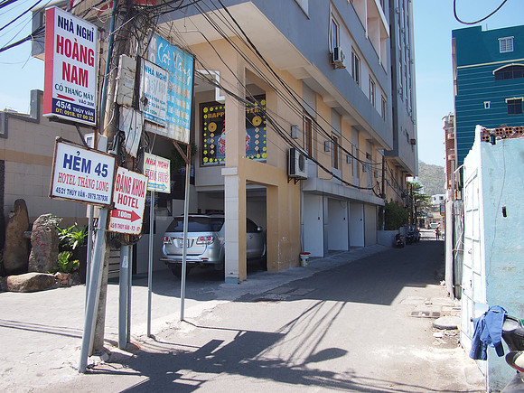 P2280121-hotel-alley
