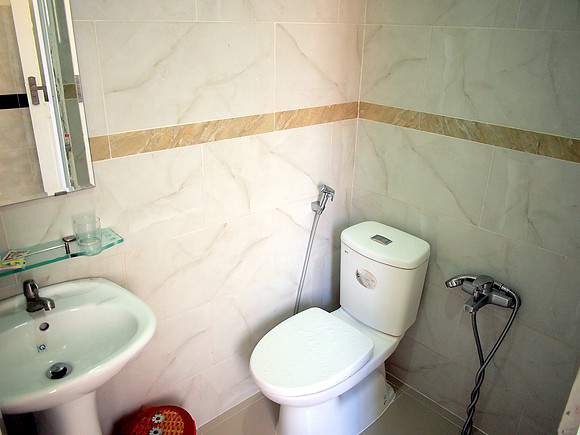 P2280128-bathroom