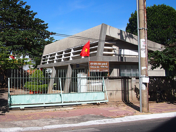 P2280135-modernist-guardhouse