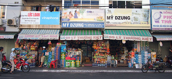 P2280162-convenience-stores