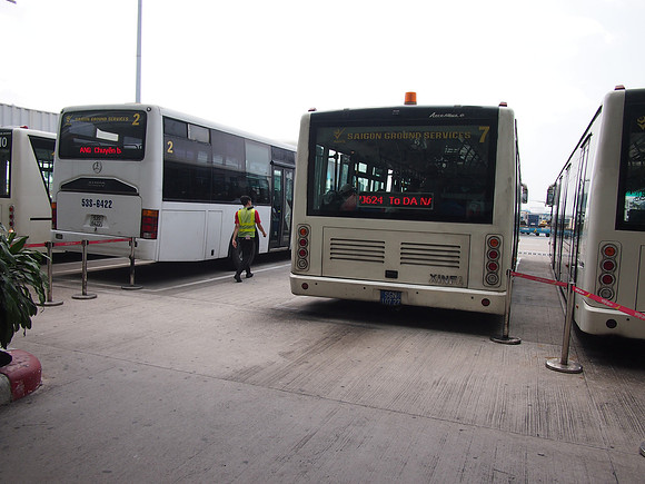 P3050246-bus-to-planes