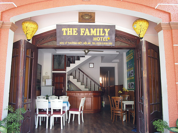 P3060356-the-family-hotel-entrance