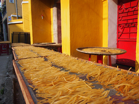 P3060372-drying-cau-lao-noodles