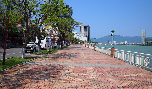 P3070435-walkway