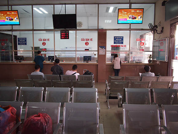 P3070457-station-tickets