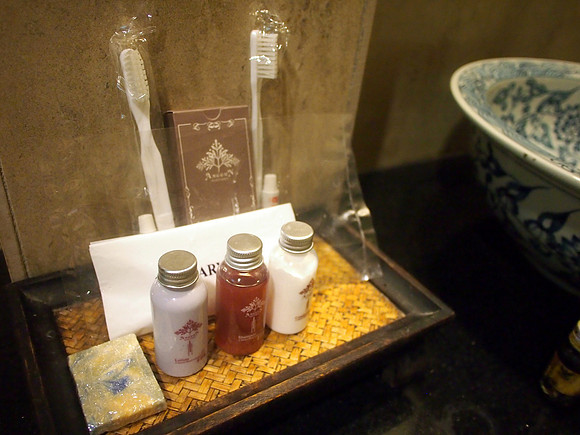 P3090570-toiletries