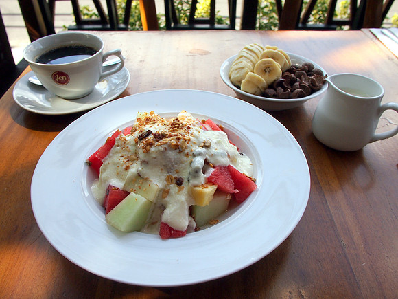 P3140813-fruity-breakfast