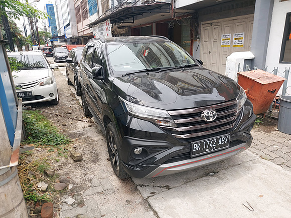 20230731_125642-car-parked-over-chain