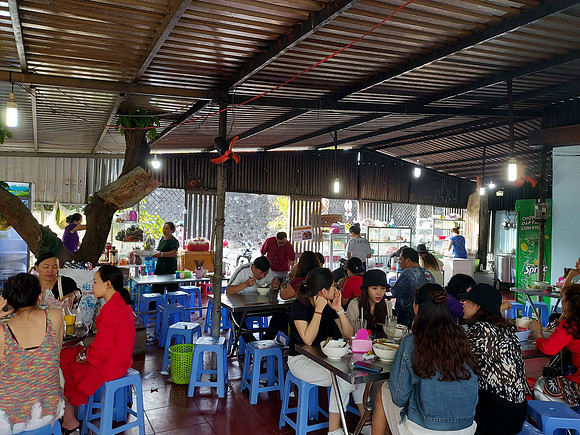 20210302_075014-bun-rieu-crowd