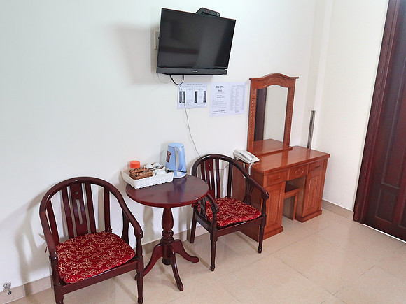 IMG_8182-red-hotel-table